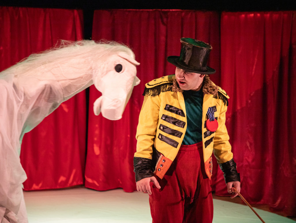 Herec Václav Šarkozy jako cirkusiový údřžbář promlouvá s cirkusovým koněm